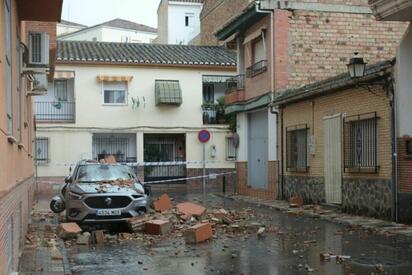 Un sismo de magnitud 4.8 sacudió Granada este martes y dejó tres personas heridas levemente, además de daños en edificios.  Un terremoto de magnitud