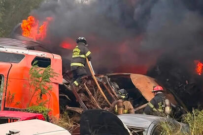 Incendio avanza hacia corralón de Reynosa y consume vehículos
