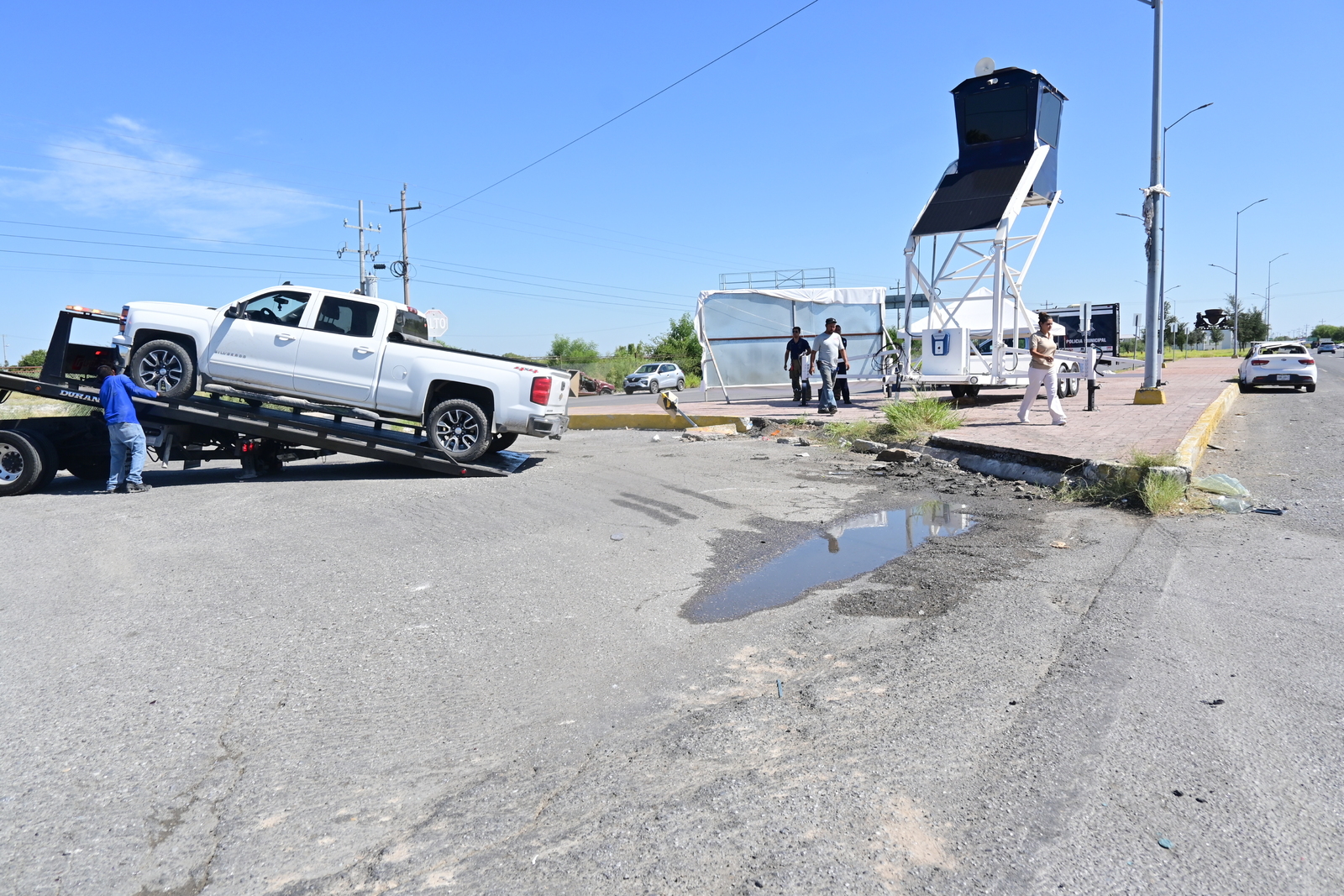 choque: La camioneta terminó sobre el camellón y estuvo cerca de impactar una torre de vigilancia