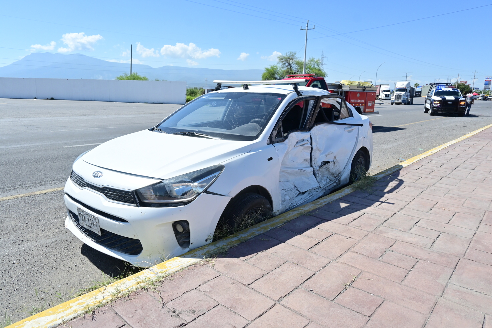 choque: La camioneta terminó sobre el camellón y estuvo cerca de impactar una torre de vigilancia