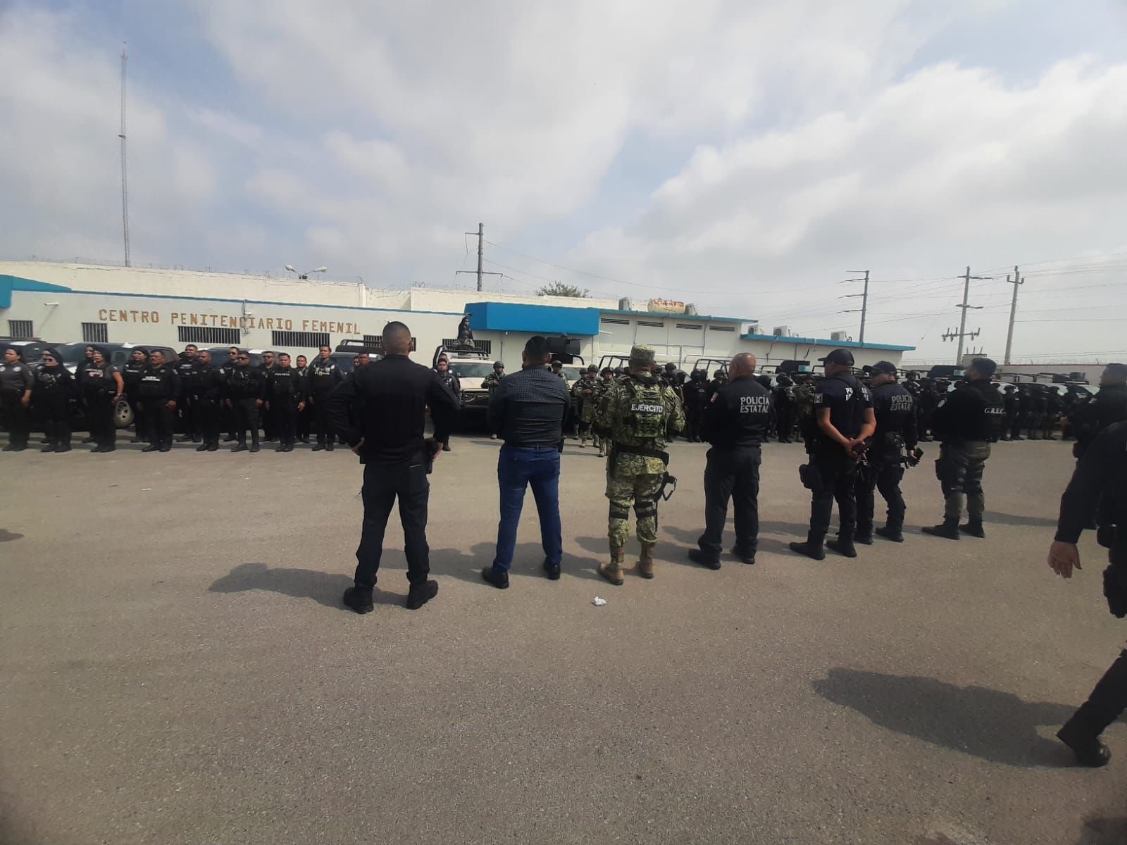 Proceso: Los cinco ocupantes fueron puestos a disposición de las autoridades federales y posteriormente trasladados a Torreón. Proceso: Los cinco ocupantes fueron puestos a disposición de las autoridades federales y posteriormente trasladados a Torreón.