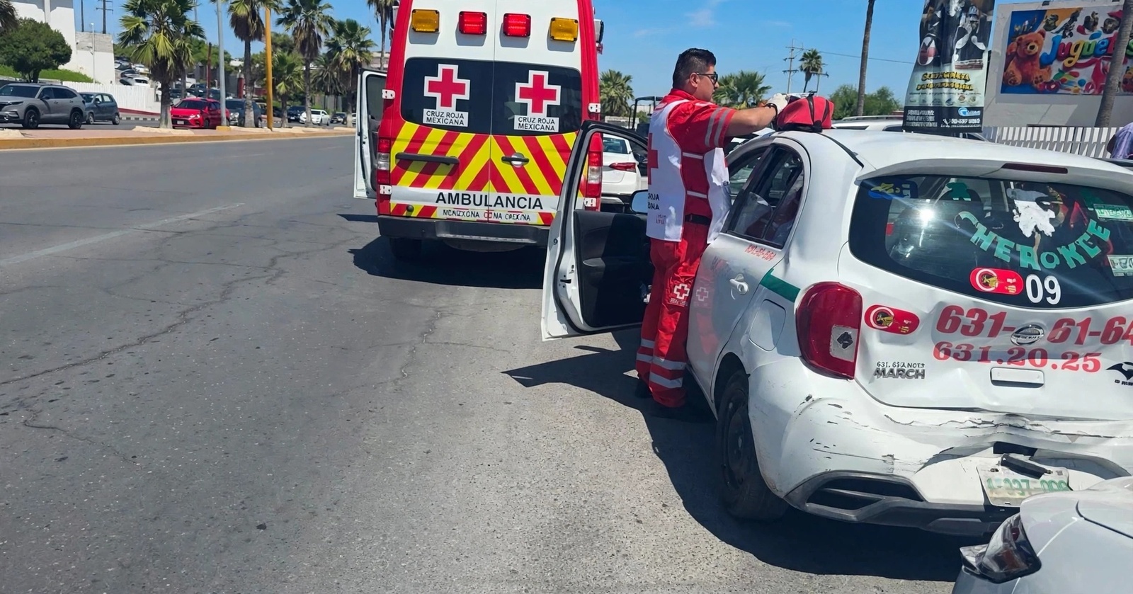 Choque: Una persona presentó molestias físicas tras el accidente registrado en el cruce con Ecuador.
