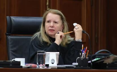 Loretta Ortiz se quita implante coclear en sesión de la Corte
