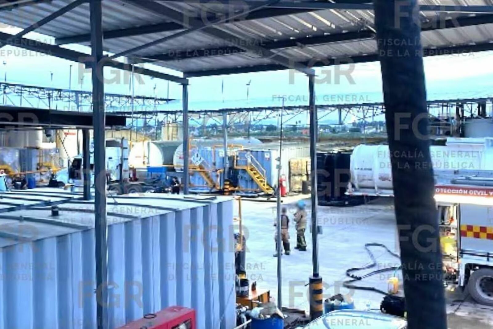 FGR y Ejército aseguran combustible y pipas en dos predios de Jalisco
