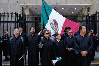 Exjuzgadores marchan por pagos pendientes tras reforma judicial