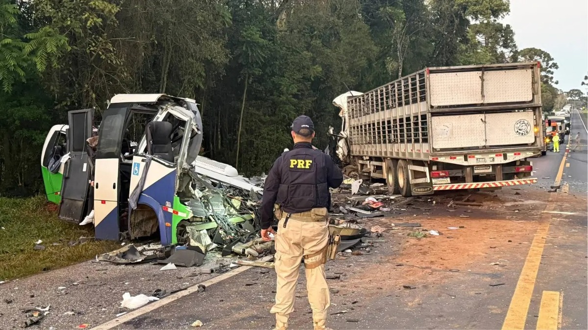 Choque entre autobús y camión deja al menos 23 muertos en Brasil