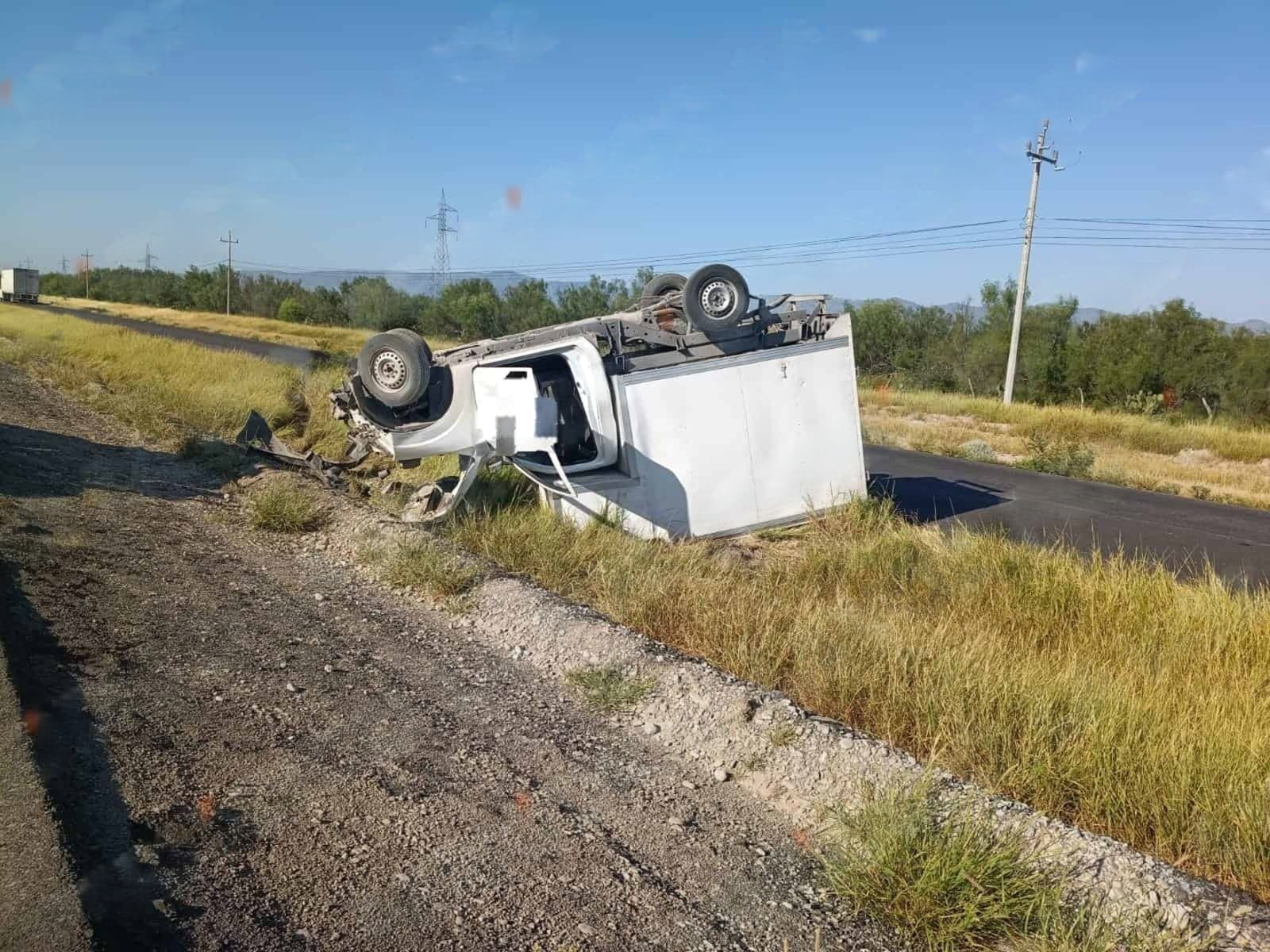 Volcadura: Dos trabajadores viajaban en la unidad; uno reportó dolor lumbar. Volcadura: Dos trabajadores viajaban en la unidad; uno reportó dolor lumbar.