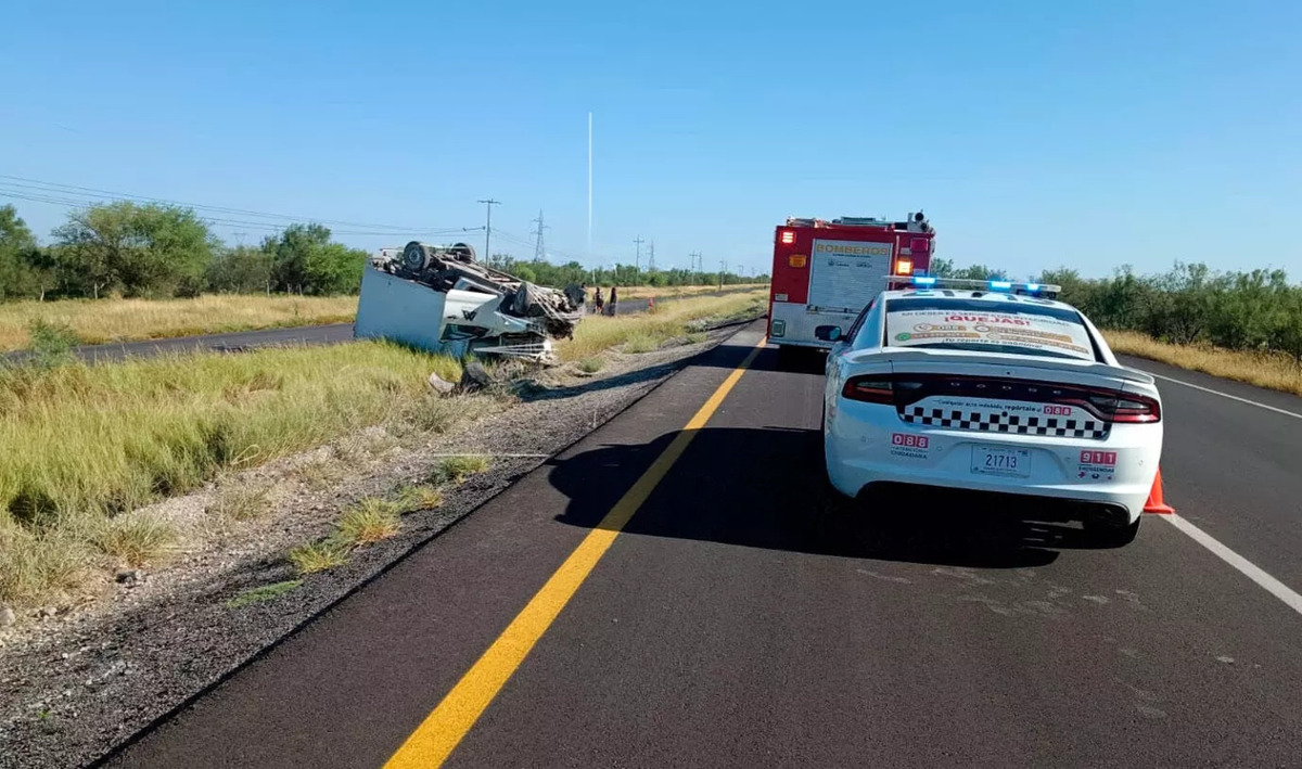 Volcadura: Dos trabajadores viajaban en la unidad; uno reportó dolor lumbar.