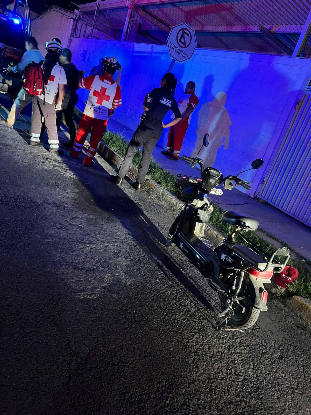 Caída: El hombre rechazó dos veces la atención médica antes de ser asegurado por policías.