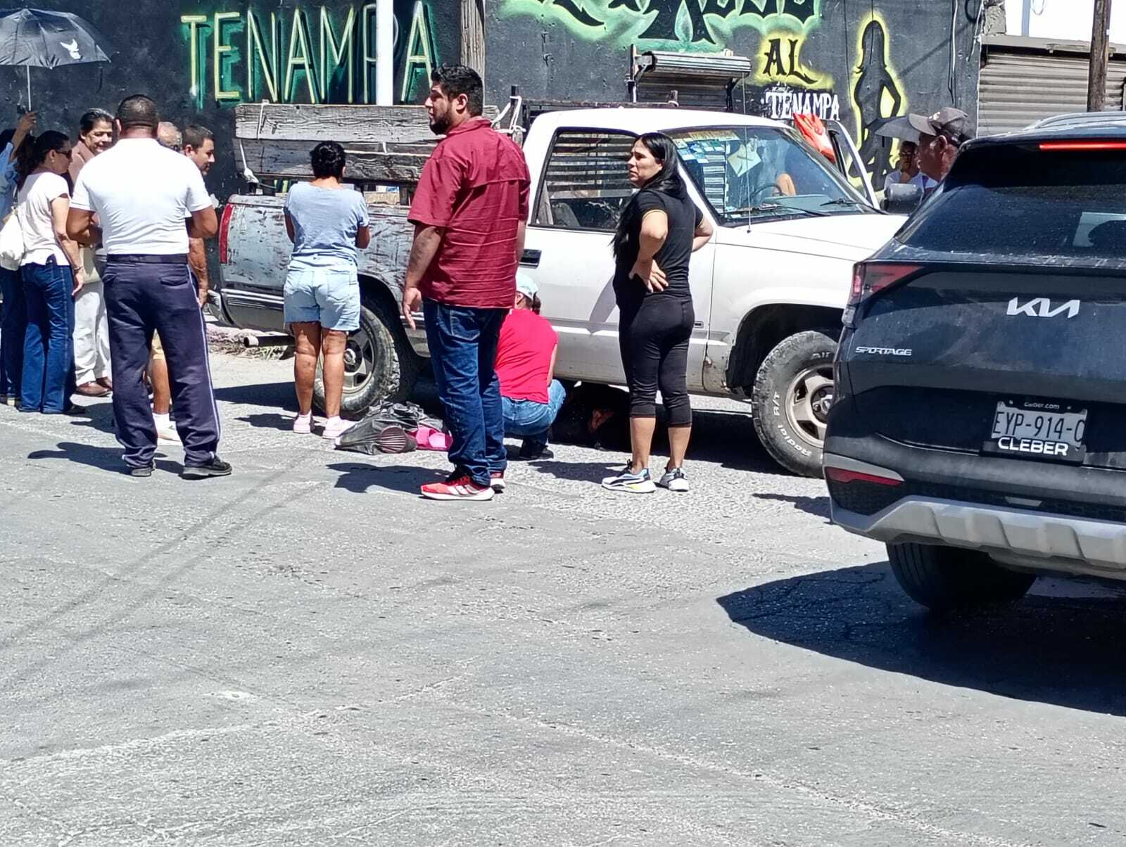 Mujer termina debajo de camioneta tras ser atropellada