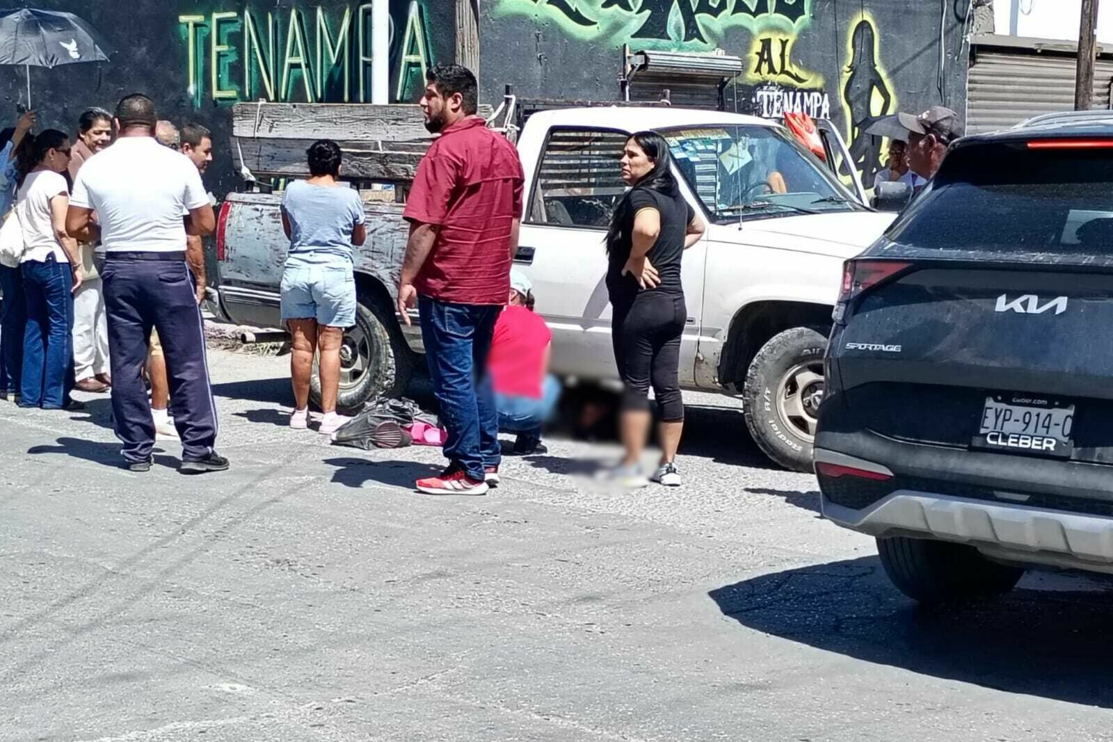 ACCIDENTE El conductor dio reversa y presuntamente no se percató de la peatona.   Monclova, Coahuila.-Una mujer de 54 años resultó lesionada luego de ser atropellada