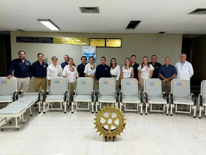 Club Rotario Nueva Rosita dona 10 sillas-cama a Clínica 24 del IMSS