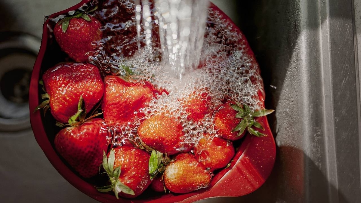 Las fresas pueden acumular tierra, microorganismos y residuos de pesticidas debido a su superficie irregular y a que crecen cerca del suelo. Por ello, lavarlas