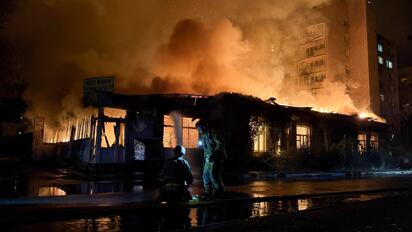 Un ataque ruso con misiles balísticos contra Kiev dejó 13 muertos y 33 heridos, además de daños en viviendas, instalaciones educativas y zonas industriales.