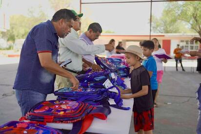 Sabinas continúa entrega de mochilas escolares a estudiantes de Agujita