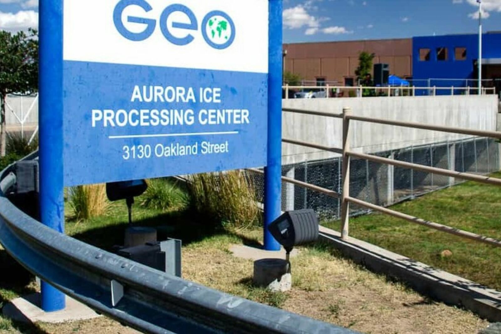 Juez de EU bloquea requisitos para inspecciones en centros migratorios