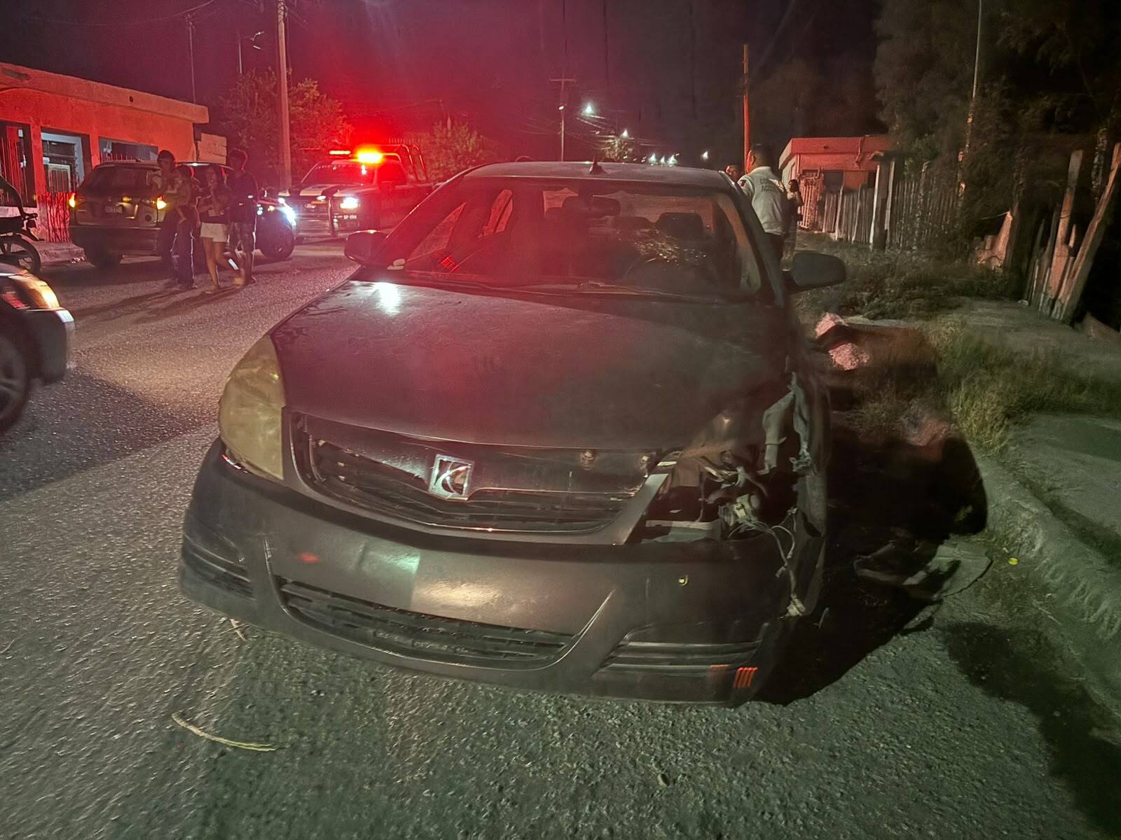 ACCIDENTE VIAL MONCLOVA, COAH.- Un conductor presuntamente bajo los efectos del alcohol protagonizó un accidente vial en calles de la colonia Hipódromo, donde tras impactar