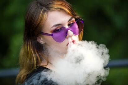 El peligro del vapeo en adolescentes: una revisión científica revela daños respiratorios