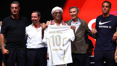 Ronaldinho es presentado con el Ravenna y promete 'una temporada espectacular'