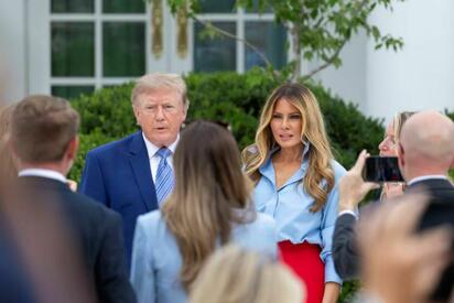 Melania Trump reapareció en un evento de la Casa Blanca tras un mes sin apariciones públicas y bromeó sobre la atención que generó su ausencia.  La primera