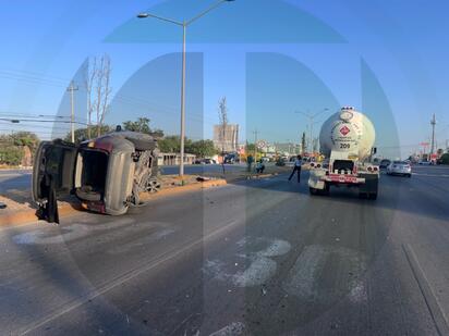 Dormita conductor y termina volcado tras chocar contra una pipa