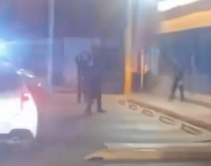 Dan de baja a dos policías tras altercado con hombre armado con machete