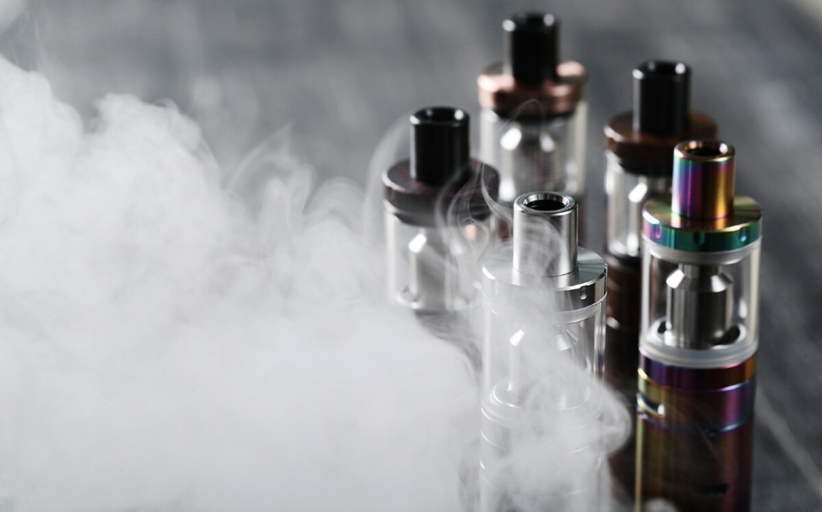 Cateo en San Nicolás deja tres detenidos y miles de vapeadores