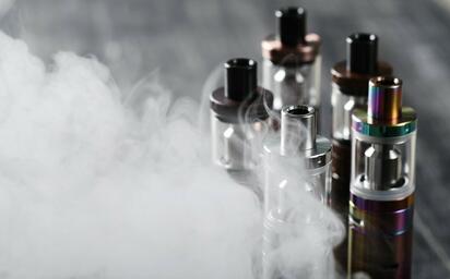 Cateo en San Nicolás deja tres detenidos y miles de vapeadores