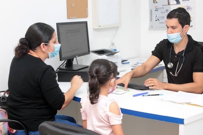 Salud: Padres de familia que aprovechan el tiempo libre de sus hijos para llevarlos a revisión médica. Salud: Padres de familia que aprovechan el tiempo libre de sus hijos para llevarlos a revisión médica.