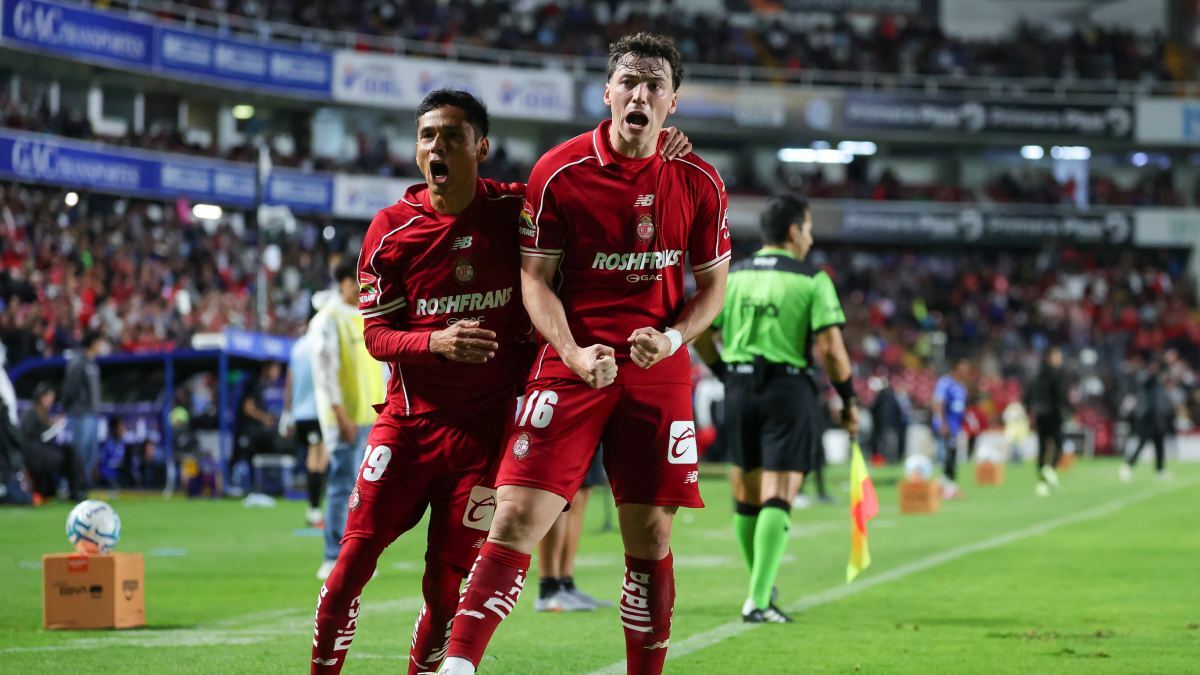 Toluca vence 2-1 a Querétaro con polémico penal en los minutos finales