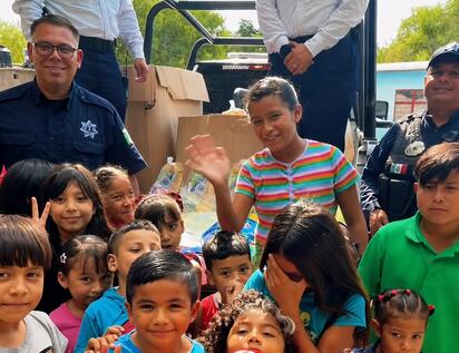 Policías llevan apoyo escolar a familias de distintos sectores de Monclova