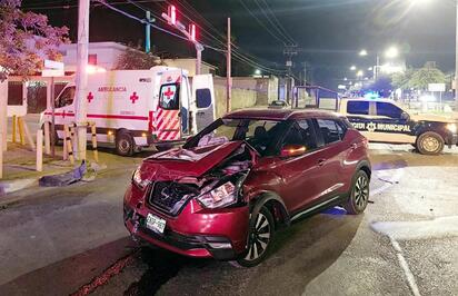MONCLOVA, COAH.- Una mujer lesionada y daños materiales de consideración dejó un accidente registrado durante la madrugada de ayer en el cruce del bulevar