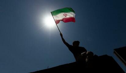 Irán advirtió a países vecinos que enfrentarán represalias si participan en la ofensiva económica de Estados Unidos contra Teherán.  Irán advirtió