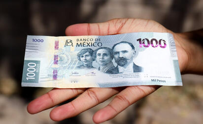 Mercado de billetes falsos crece en México; usuarios señalan a bancos