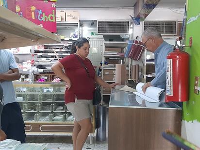 Papelerías de la Zona Centro de Monclova mantienen promociones para facilitar la compra de útiles escolares y espera que la demanda aumente durante