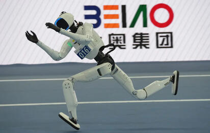    Un robot humanoide chino llamado Tiangong Ultra corrió los 100 metros en 9.39 segundos, superando el récord mundial de Usain Bolt (9.58) en los Juegos