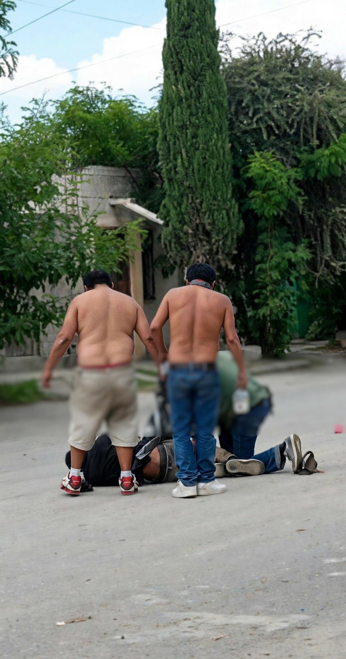Vecinos golpean a presunto ladrón tras sorprenderlo dentro de una casa