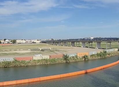 Muro flotante avanza en el Río Bravo entre Eagle Pass y Piedras Negras