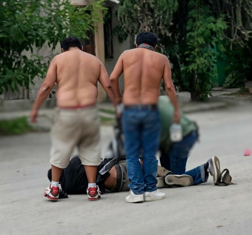 Vecinos: El hombre habría sido descubierto en un domicilio de El Campanario y posteriormente sometido por habitantes del sector. Vecinos: El hombre habría sido descubierto en un domicilio de El Campanario y posteriormente sometido por habitantes del sector.