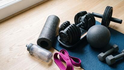 Tres elementos que una entrenadora personal considera suficientes para el gimnasio en casa