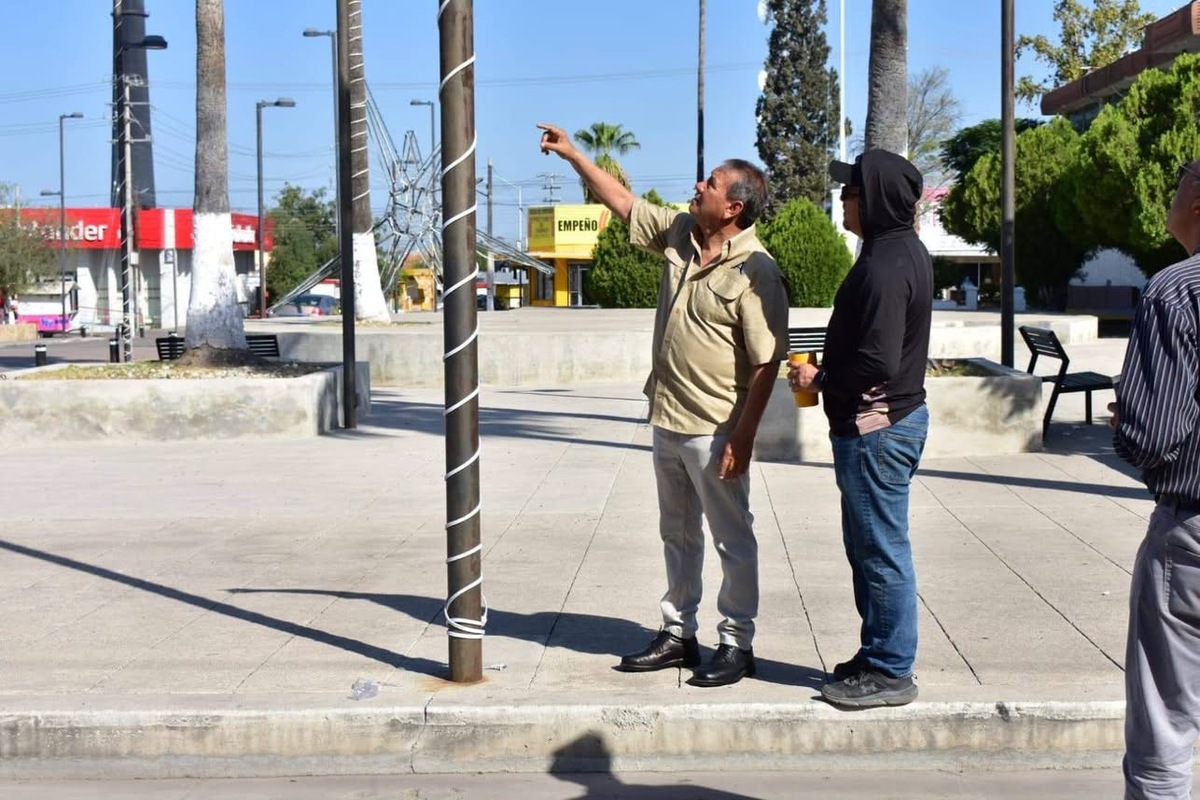 Óscar Ríos recorrió este domingo colonias de San Juan de Sabinas para atender reportes de drenaje, escuchar necesidades y supervisar trabajos.