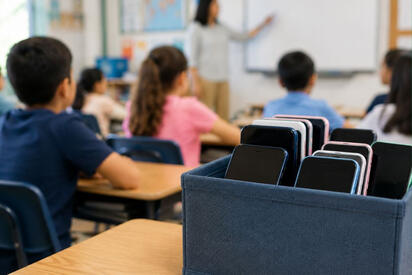 ¿Celulares sí o no en las aulas? SEP pone el tema a debate con maestros