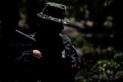 El reclutamiento de menores por grupos armados aumenta en Colombia, con niños indígenas entre los más afectados y redes sociales como herramienta.  Al menos