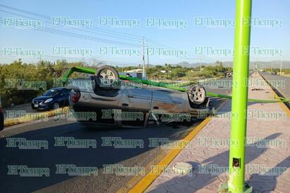 Conductora sale ilesa tras volcar en la carretera 30 tramo Nadadores-Monclova