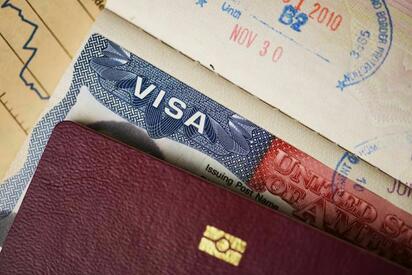 El gobierno de Donald Trump prepara una posible revocación de hasta 200 mil visas B1 y B2 de extranjeros que solicitaron asilo en Estados Unidos.