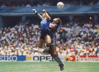 Subastan balón de Maradona del Mundial México 1986 por 3.4 millones