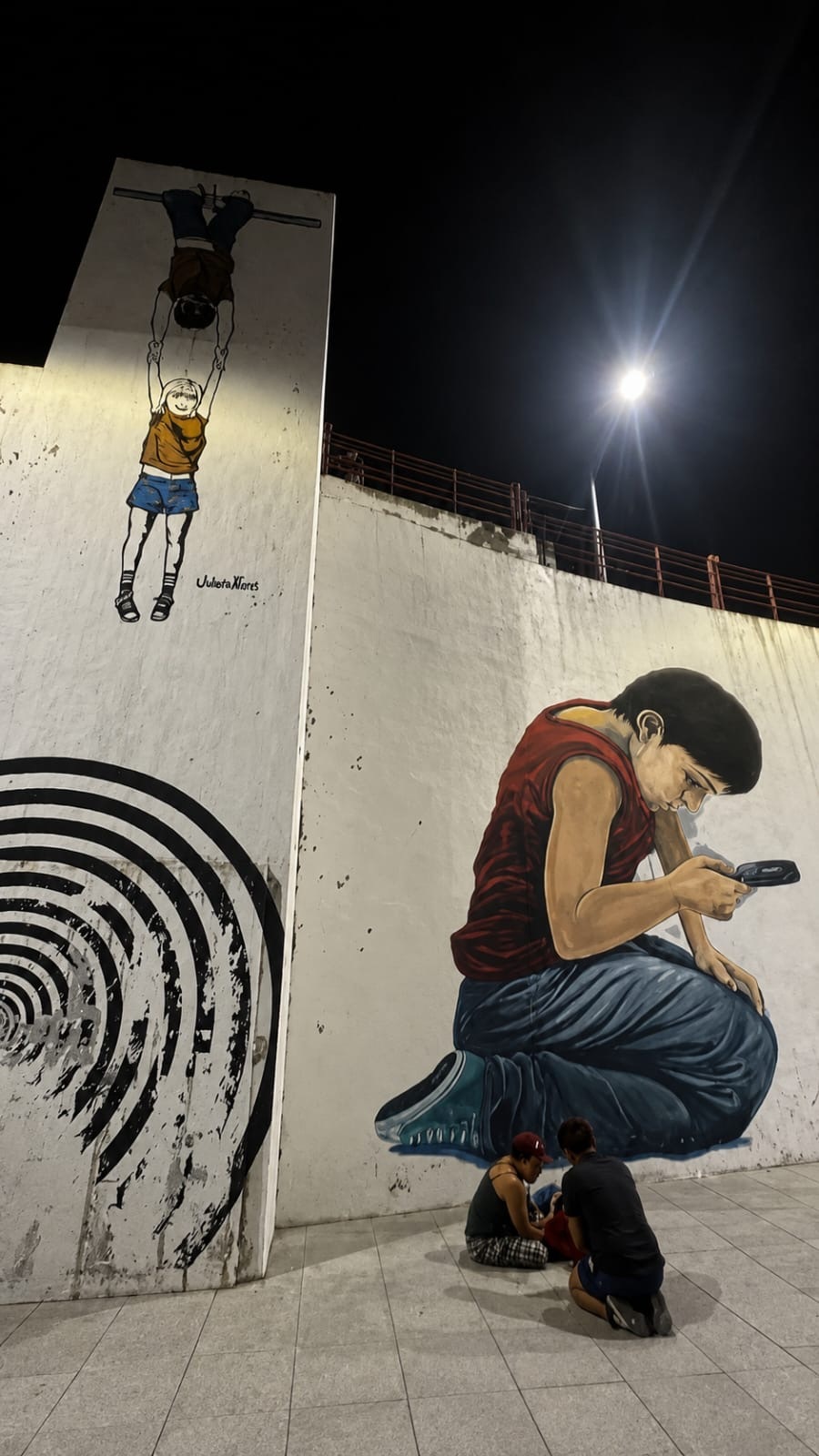 Intento: La joven salió de su domicilio y posteriormente se dirigió hacia el Paseo del Río. Ya en el lugar, llevaba consigo una cuerda.