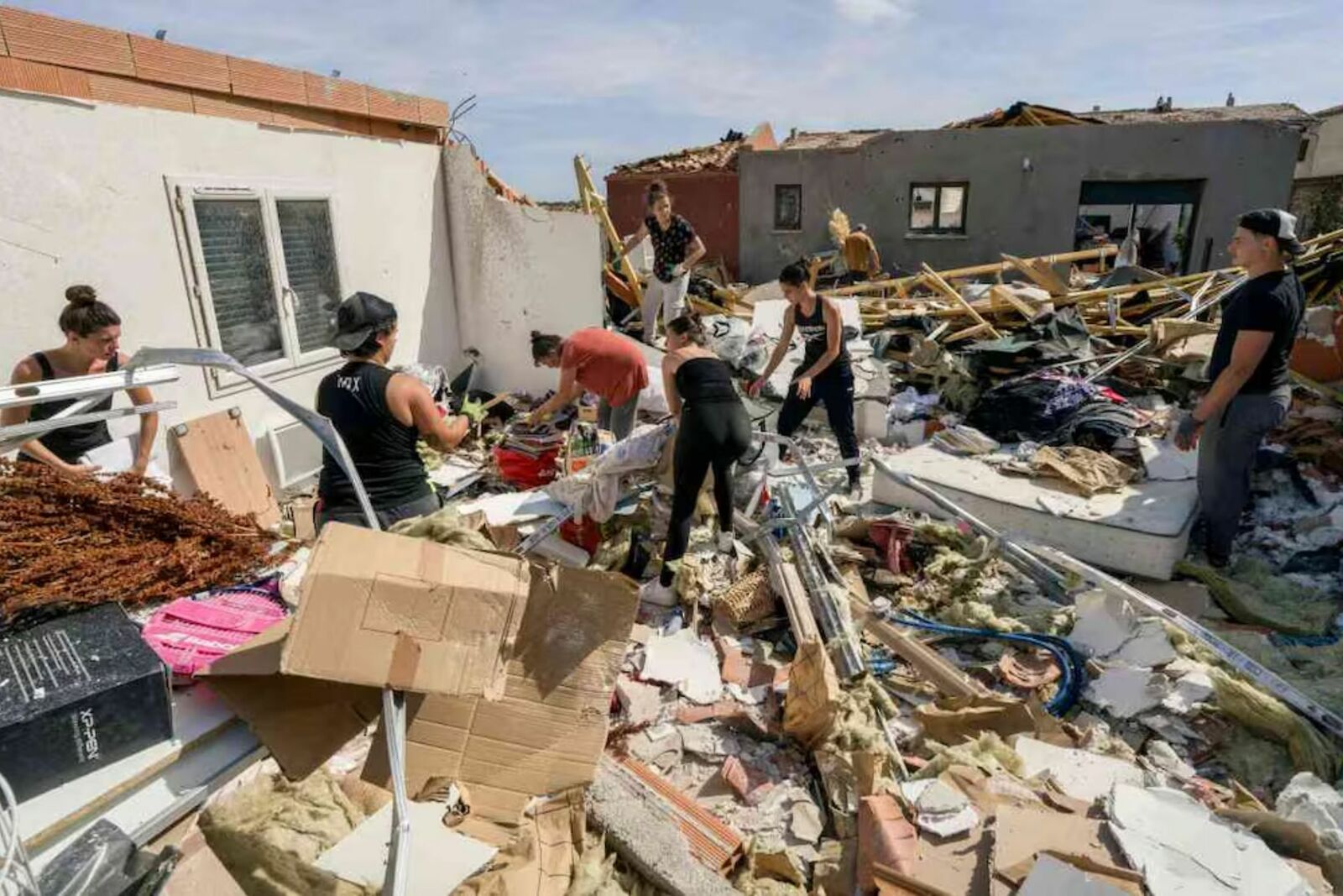 Tornado en Francia deja 300 viviendas dañadas y 39 personas heridas