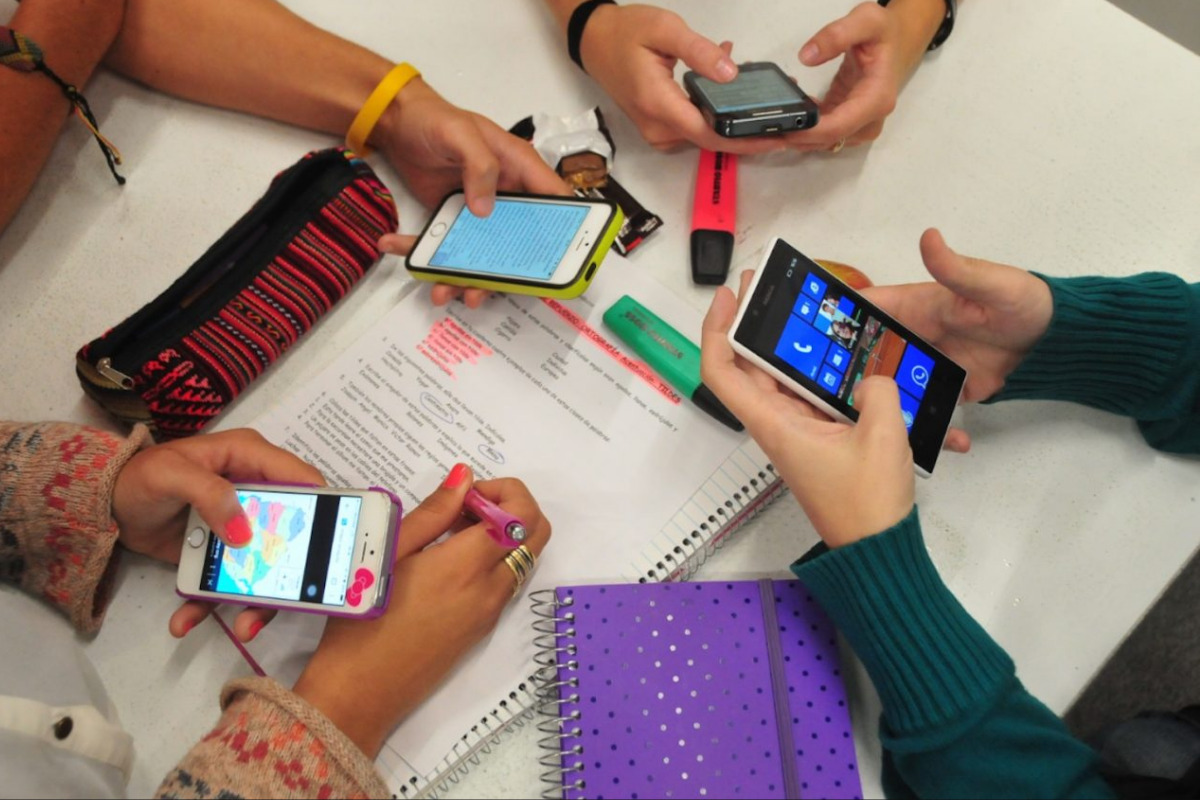 Pacto Digital CDMX busca proteger a menores del uso de celulares