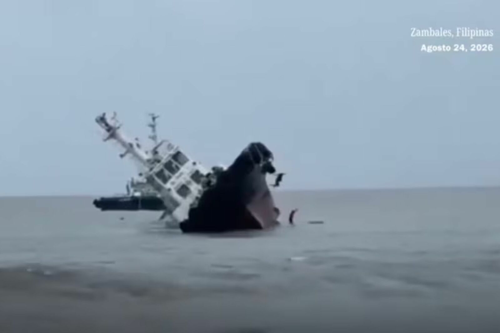 Barco se hunde frente a Filipinas; rescatan a 10 tripulantes